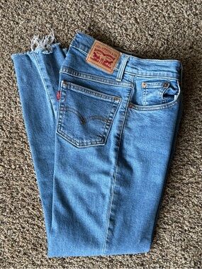Levi’s Mom Jean Medium Wash Size 24 Raw Hem